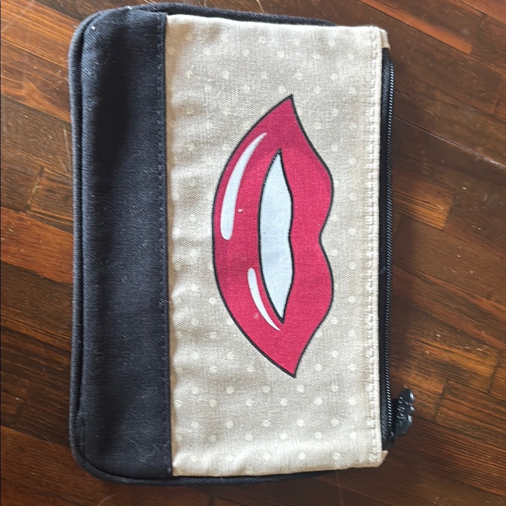 Stylish Lip Design Clutch